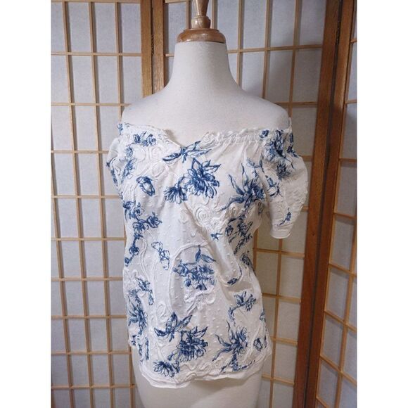 Lemon Grass Sm Embroidered Top - Picture 10 of 16